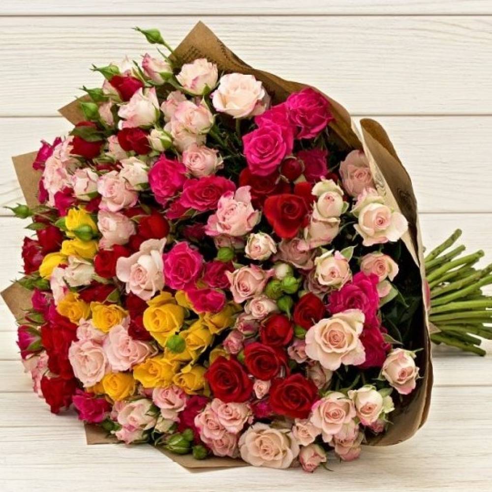 Купить Букет 31 ветка кустовой розы микс в крафте R76 в Москве, цена 6 990  руб.